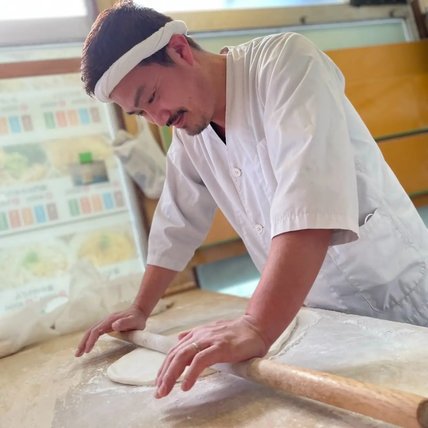 丸池製麺所の麺の手打ち様子