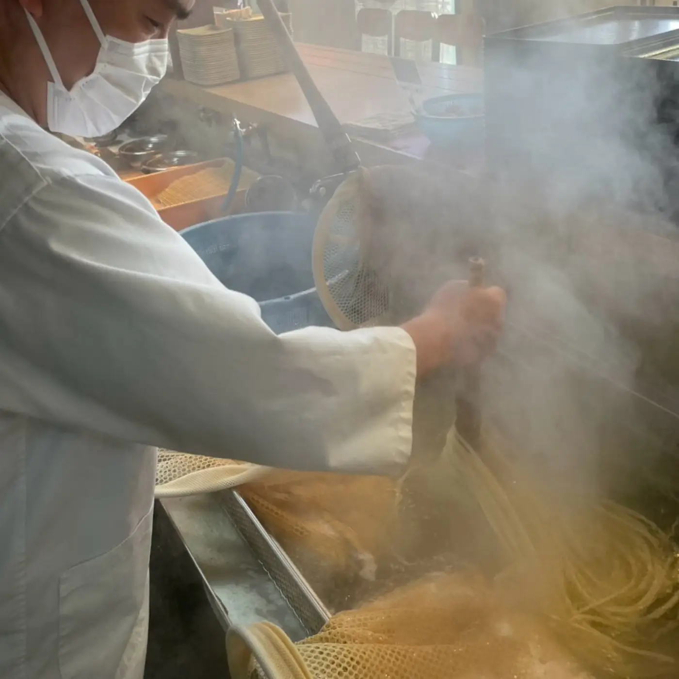 丸池製麺所のゆでている様子