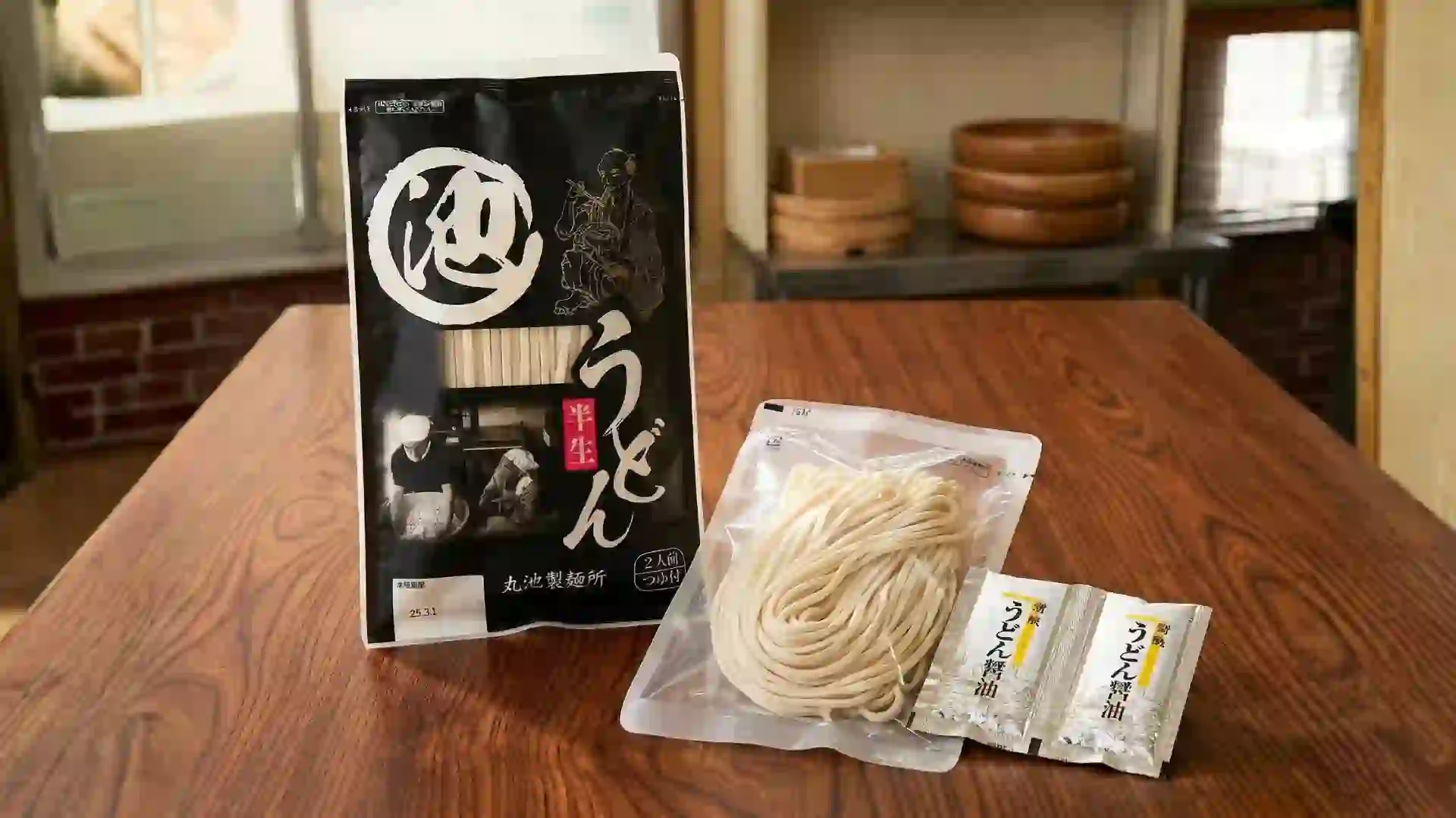 丁寧に仕上げる店主の作業風景とお取り寄せセット