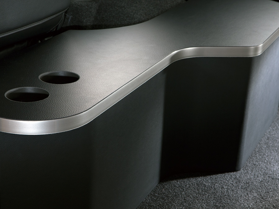 ユーアイビークル/UIvehicle ハイエース/HIACE　コンプリートカー：ワゴンGL RX パッケージ　曲面で構成された美しいテーブル