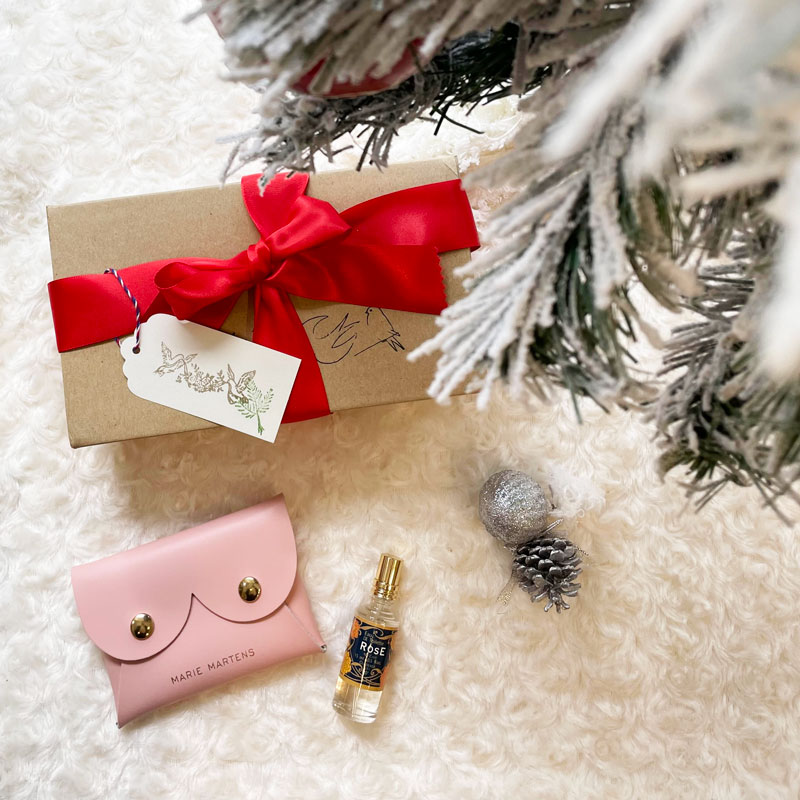 フランス・ヴェルサイユブランド「マリー・マルテンス」の本革コインケースとローズの香りの香水セットはクリスマスギフトにおすすめ。フランスのレディースブランド。ミニ財布通販