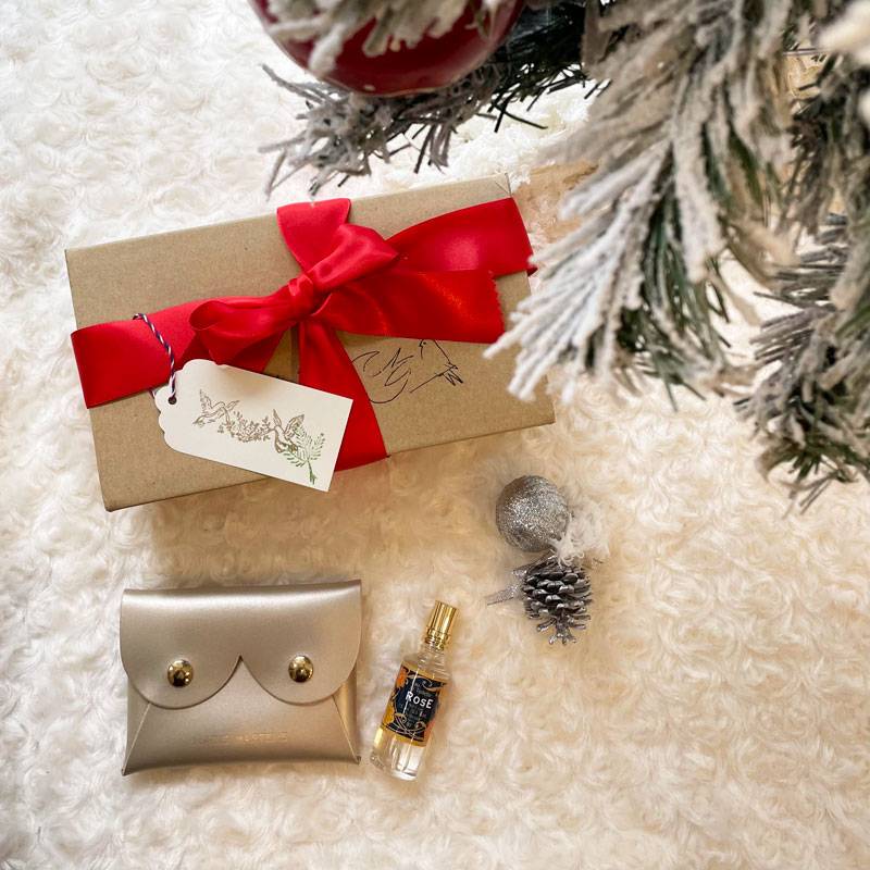 フランス・ヴェルサイユブランド「マリー・マルテンス」の本革コインケースとローズの香りの香水セットはクリスマスギフトにおすすめ。フランスのレディースブランド。ミニ財布通販