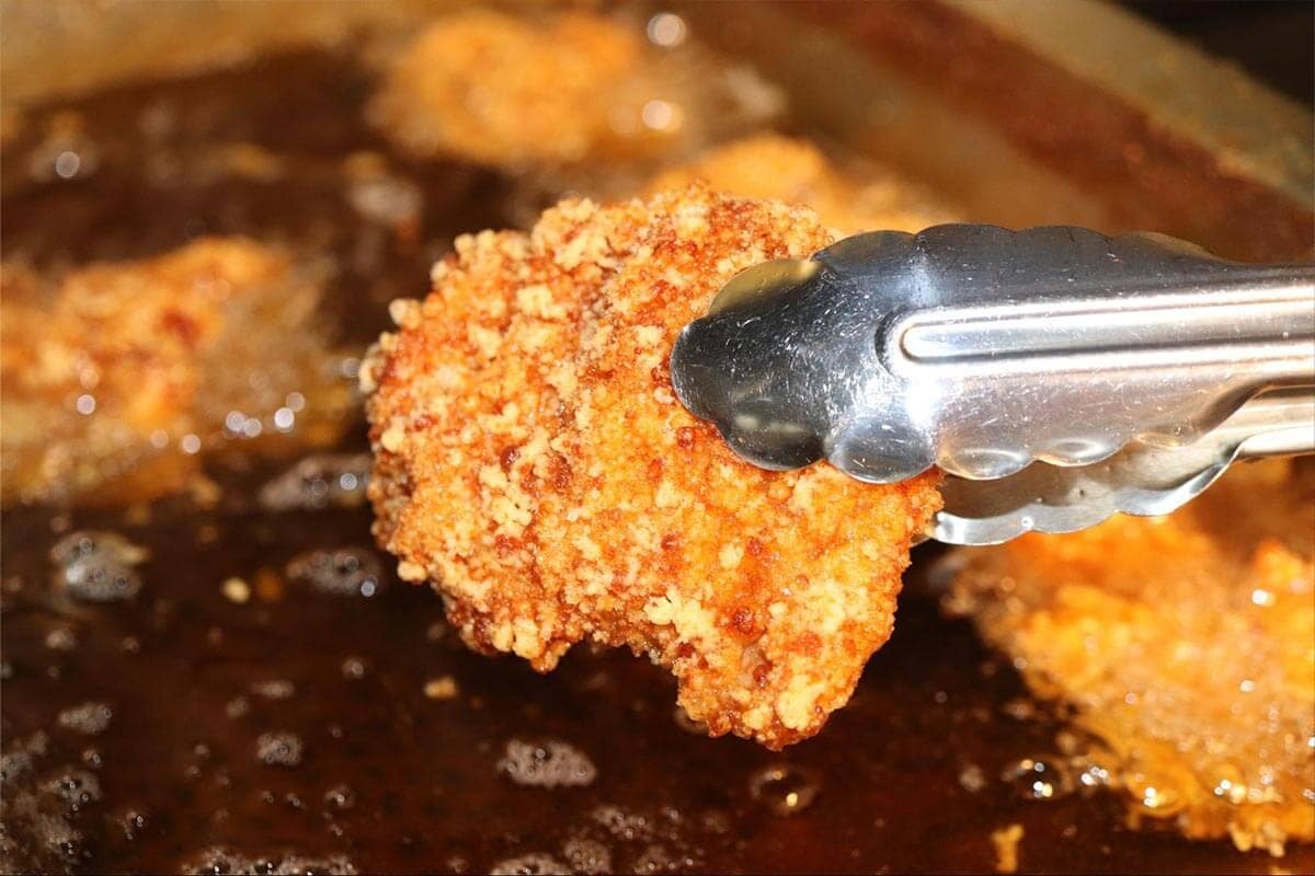 横浜からあげを揚げる風景