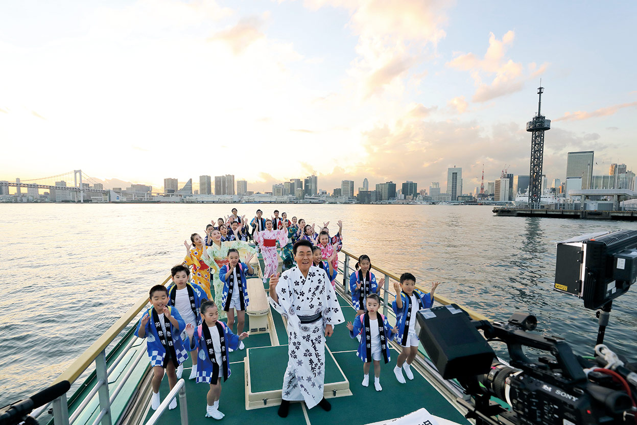 五木ひろし　船で移動しながら、夕焼けの中でも。時刻は、間もなく16時