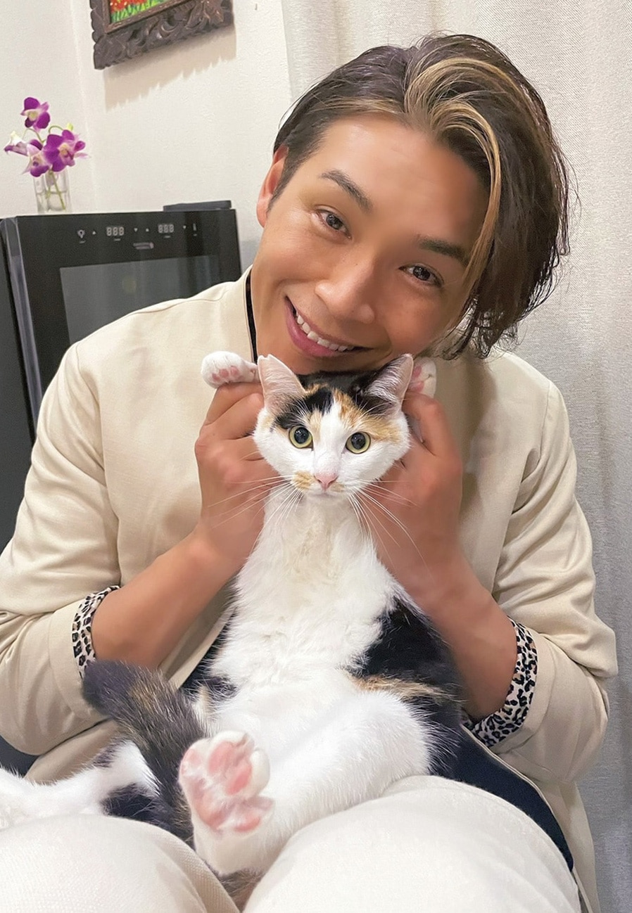 白川裕二郎と保護猫のみたらしちゃん。ミカンちゃん同様、保護猫のみたらしちゃんは近年、白川家の一員となった