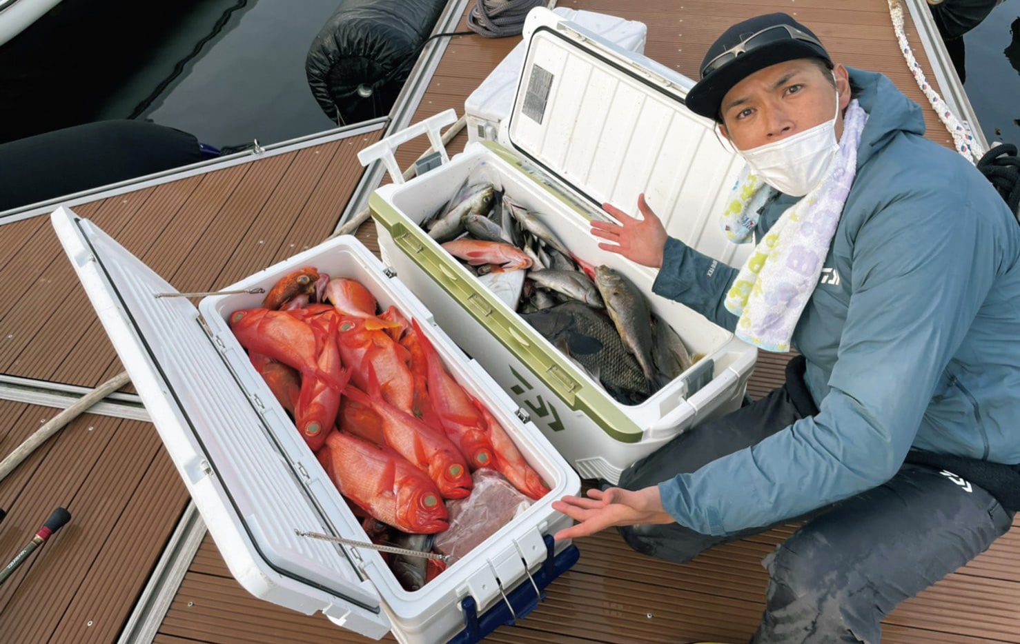 大漁！　料理も得意で、魚をさばくのもお手の物な白川裕二郎
