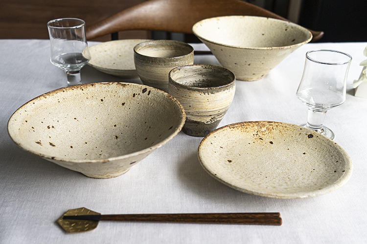 遺品整理◼️蔵からアンティークな年代のステキなお花のお皿が出て来ました。茶器？ 遺品整理◼️蔵からアンティークな年代のステキなお花のお皿が