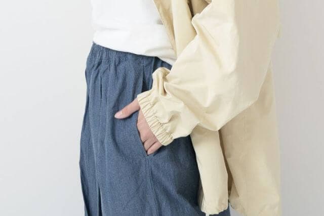 トレンド感たっぷり！ボリュームタックパンツで楽しむ大人の装い