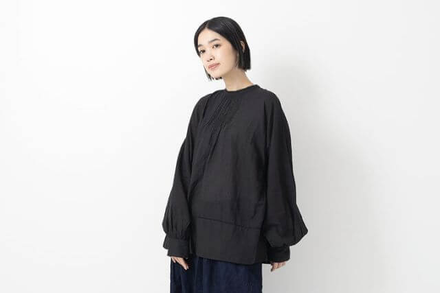 美品✨ヴェリテクール リネン100% ギャザー ブラウス 長袖 F ブラック 黒ブラウスの魅力を引き出すギャザーデザイン｜大人のきちんと