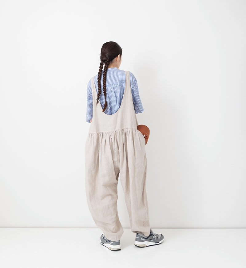 ベージュのサロペットで作る上品な大人コーデ