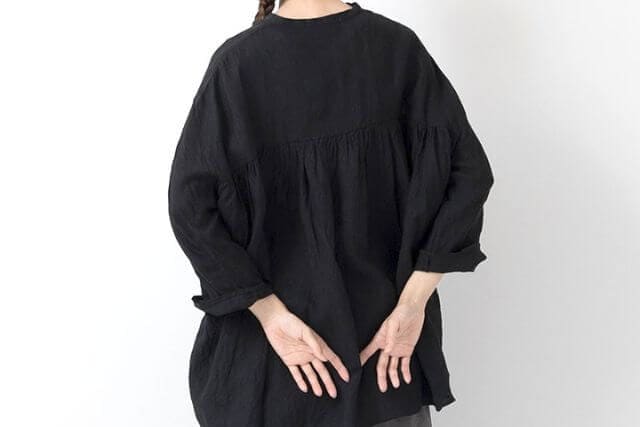 黒ブラウスの魅力を引き出すギャザーデザイン｜大人のきちんと
