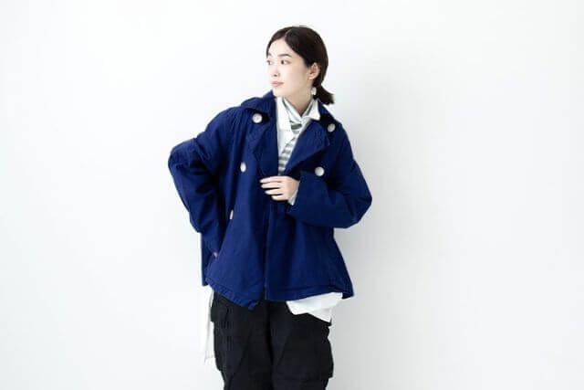 コットンダブルボタンコートでつくる洗練スタイル