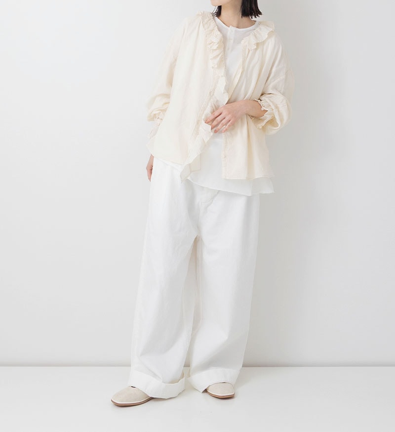 デニムサロペットの大人コーデ