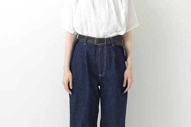 大人の抜け感コーデ｜デニムタックパンツのシンプルな着こなし