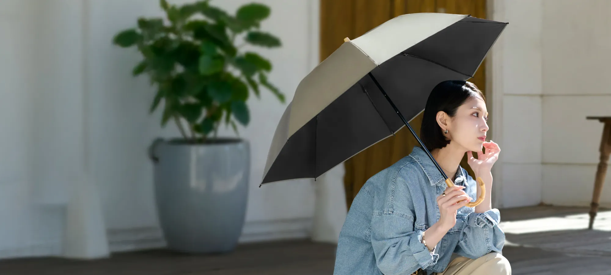 solshadeの日傘を持って外で過ごす女性