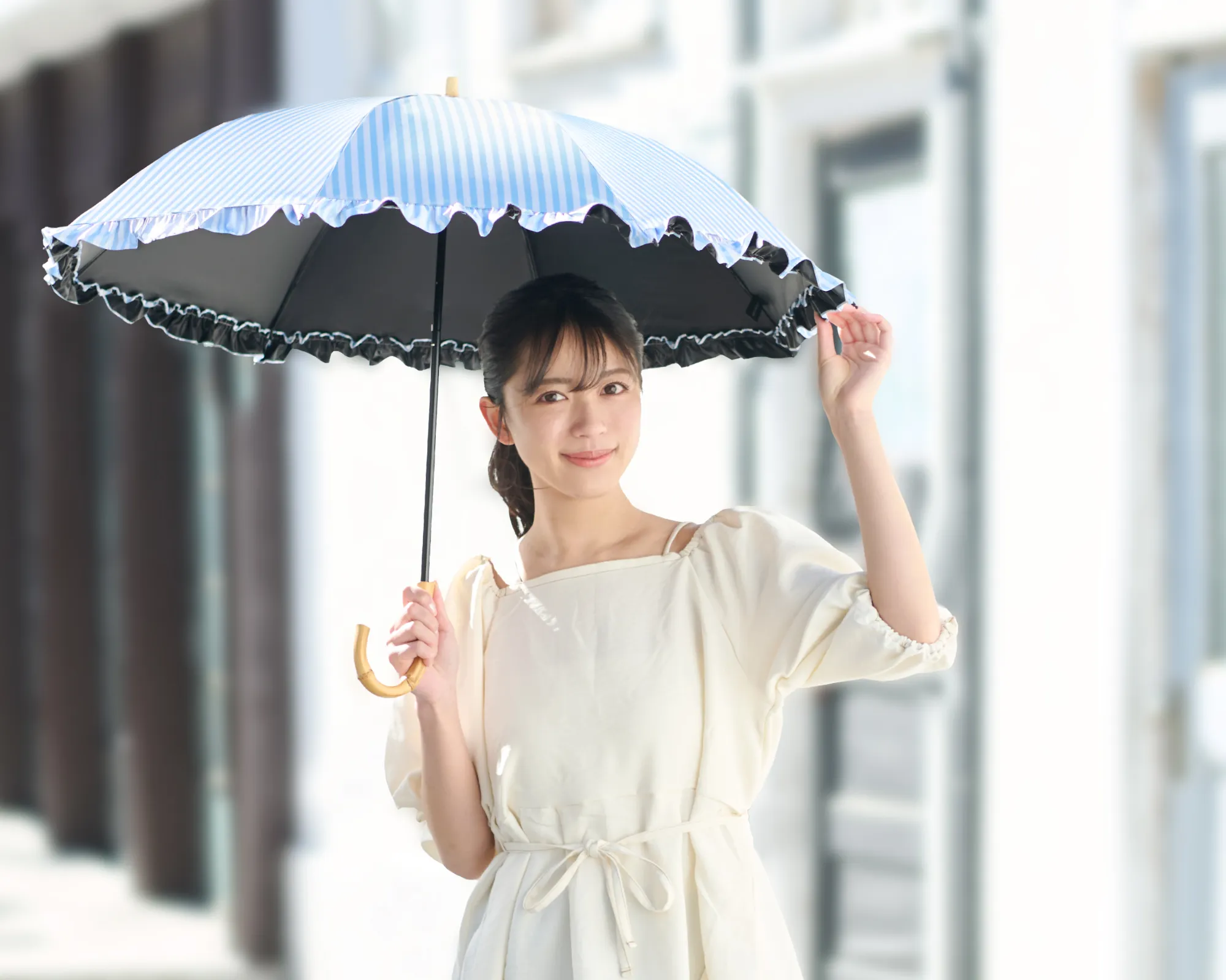 完全遮光日傘の遮光生地と日陰のイメージ写真