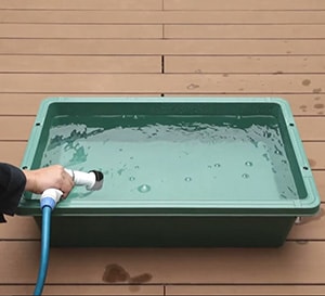 大きめの容器に水を入れる