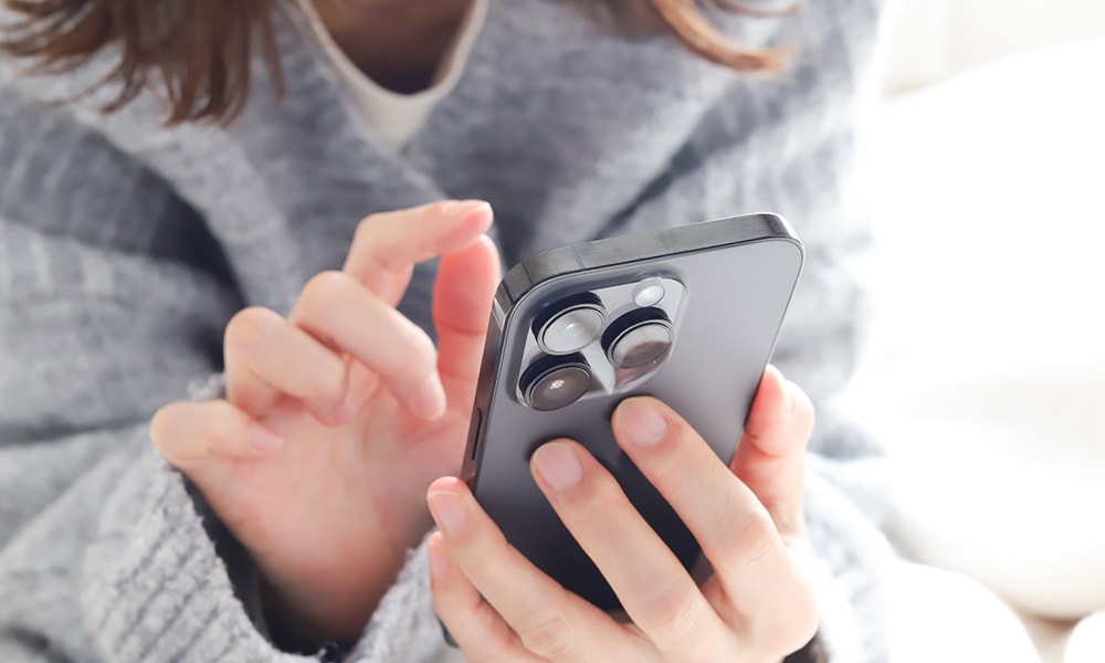 スマホを操作する人の画像