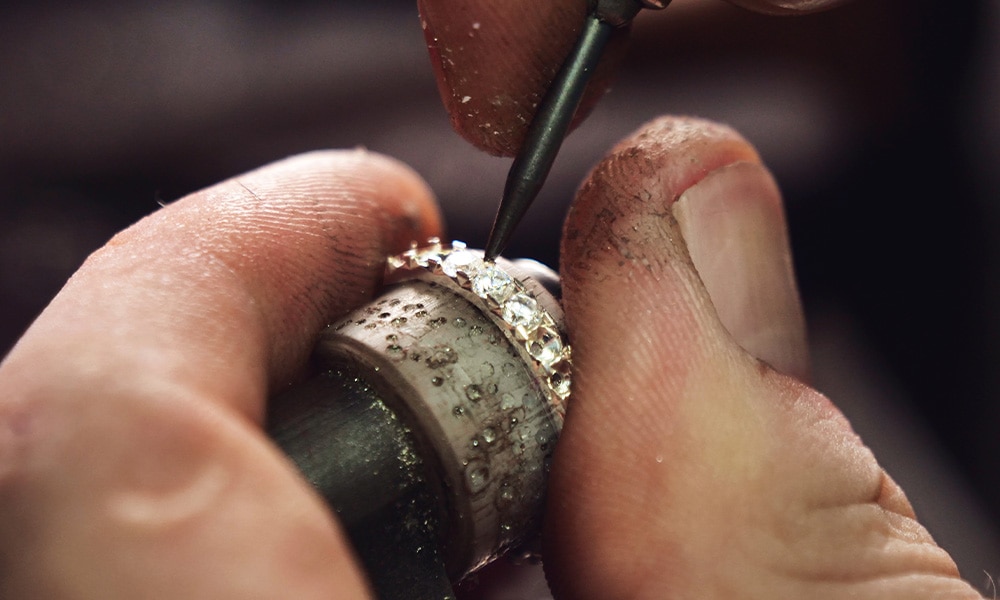 職人が仕上げているシーン