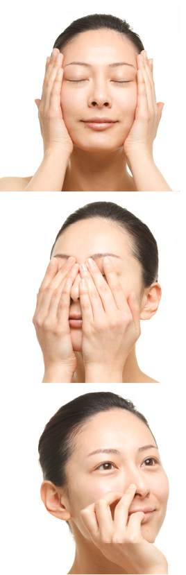 ステップ2クリームをやさしく顔全体に重ねる