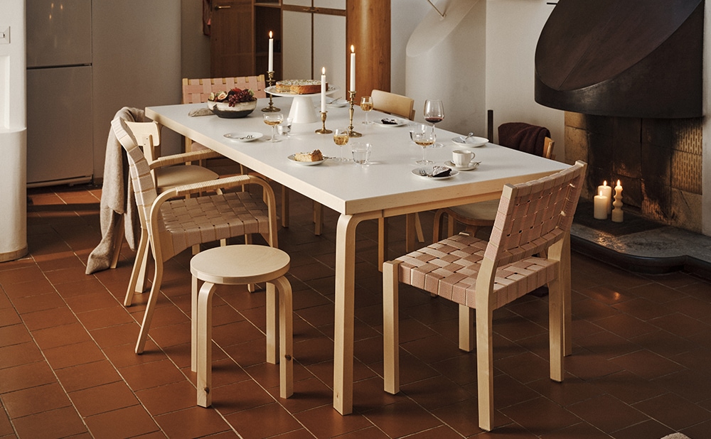 Artek］STOOL E60 ブラックリノリウムの紹介・購入ページ｜LT LOTTO