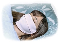無防備で乾燥しがちな睡眠時は、マスクが必需品？