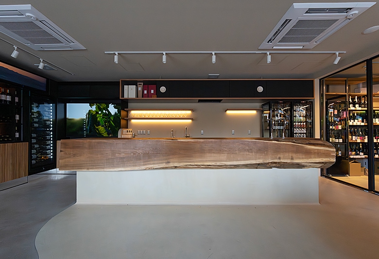 ワインバーとしても利用できる使い勝手の良いお店