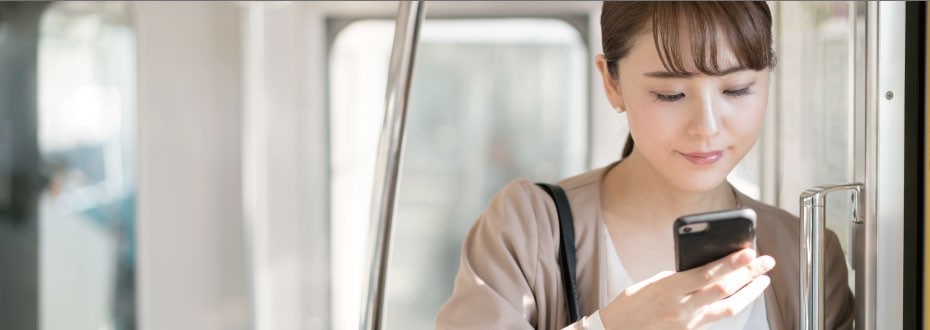 スマホを操作する人のイメージ