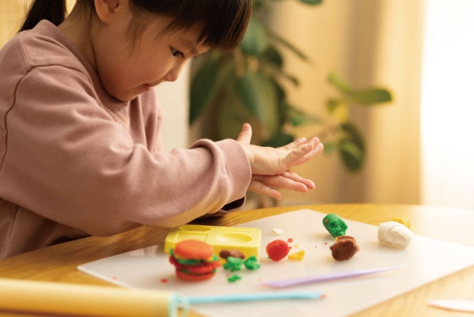 粘土遊びをする子供のイメージ