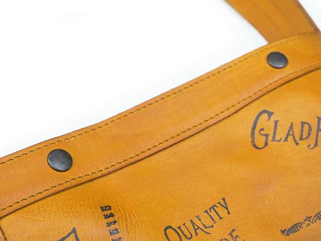 全2色【GLAD HAND/グラッドハンド】×【vasco/ヴァスコ】2023AW「Leather News Paper Bag Small”GLAD  POSTALS”/レザーニュースペーパーバッグスモール”グラッドポスタルズ”」