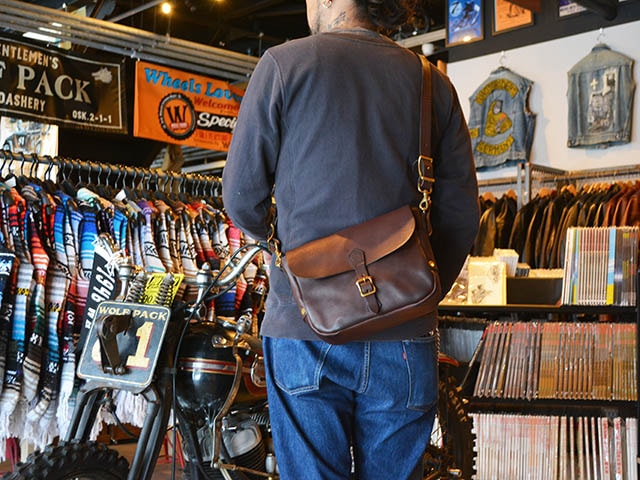 全2色【vasco/ヴァスコ】2023FW「Leather Postman Shoulder  Bag”Small”/レザーポストマンショルダーバッグ”スモール”」(VS-249L)【予約商品/2024年2-3月入荷予定】(アメカジ/ホットロッド/レザークラフト/鞄/バッグ/プレゼント/WOLF 