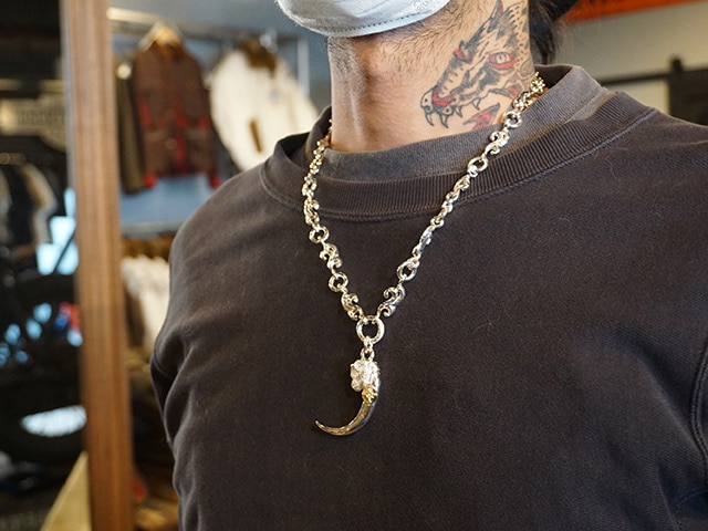 【FIRST ARROW's/ファーストアローズ】「Large Eagle Claw with K18”Left”+Large Embossed  Arabesque Necklace  Chain/K18付ラージイーグルクロウ”左向き”+ラージ浮き唐草ネックレスチェーン」(P-025L+P-023), 