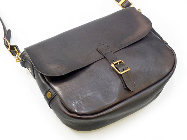 全2色【vasco/ヴァスコ】2023FW「Leather Postman Shoulder  Bag”Regular”/レザーポストマンショルダーバッグ”レギュラー”」(VS-247L)-WOLF PACK