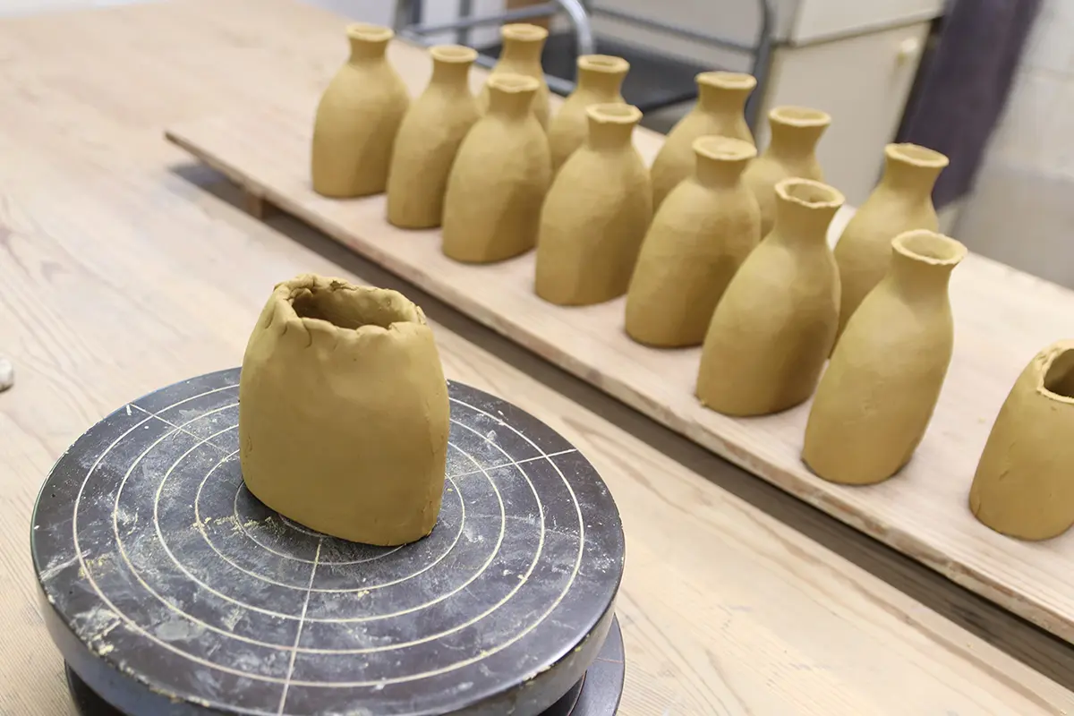 五具足『月明り』の花立の成形作業