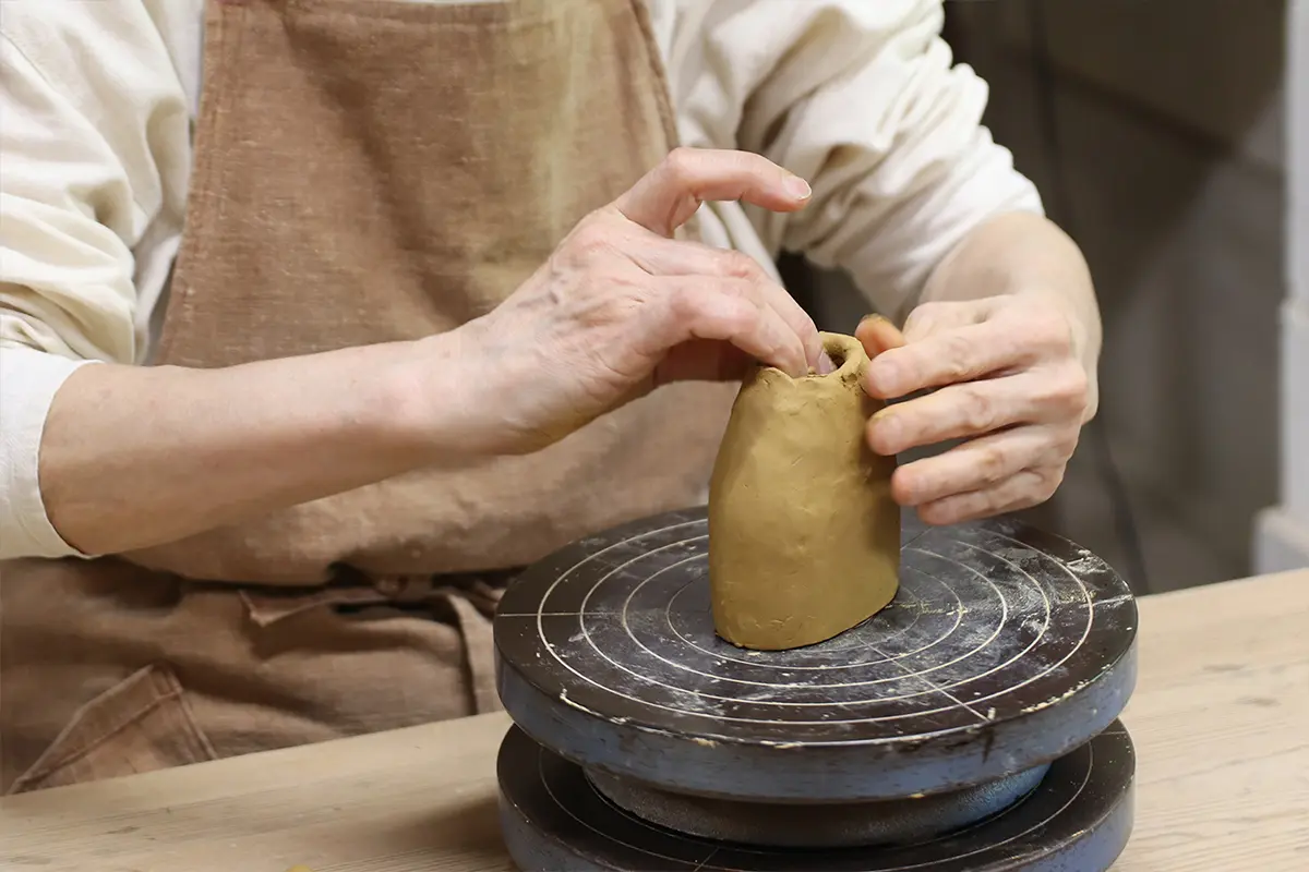五具足『月明り』の花立の成形作業