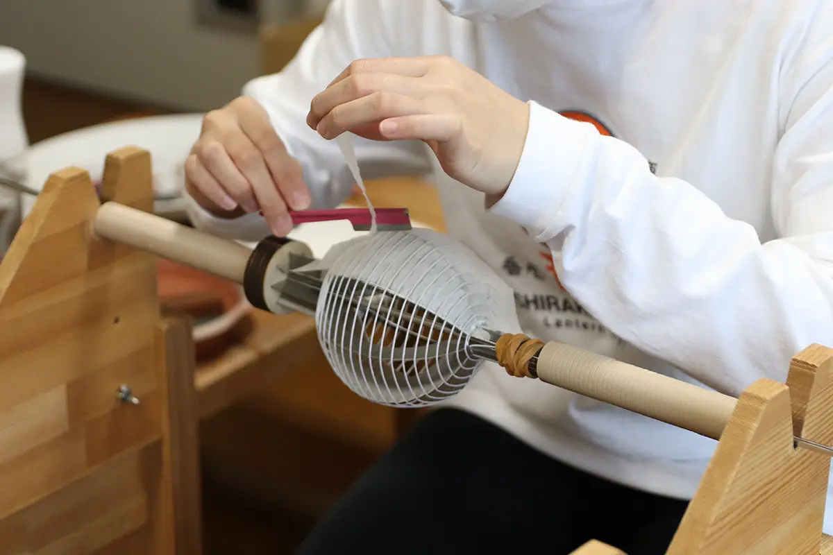 和紙を切り取る作業