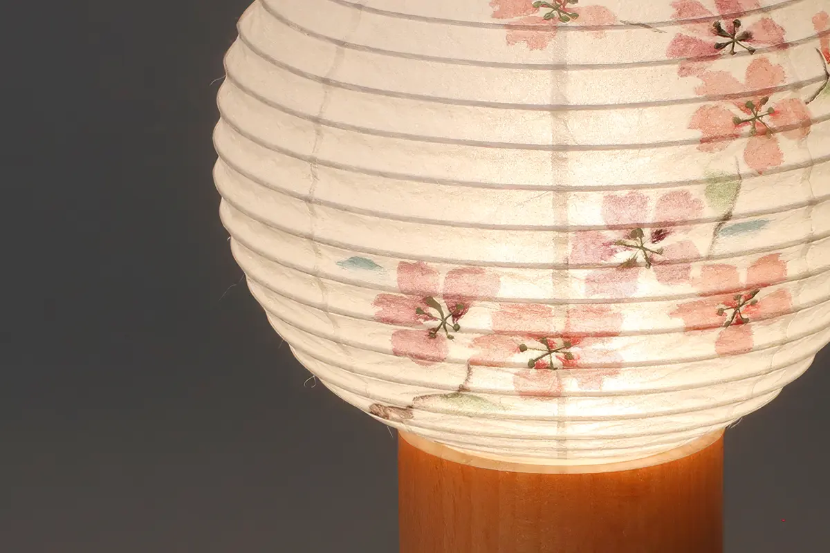 桜の絵付け作業