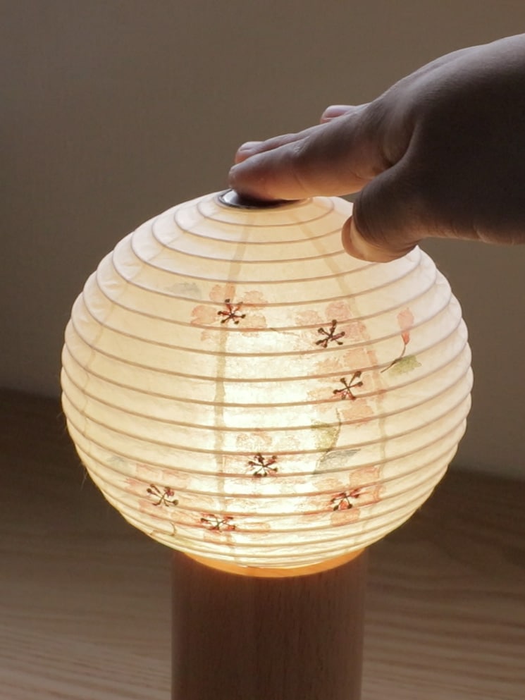 盆提灯を優しく灯す様子