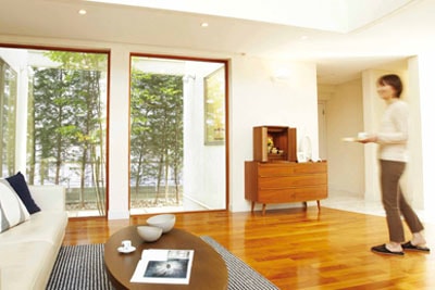 タブレットでお部屋の3Dインテリアシミュレーションを見せている様子