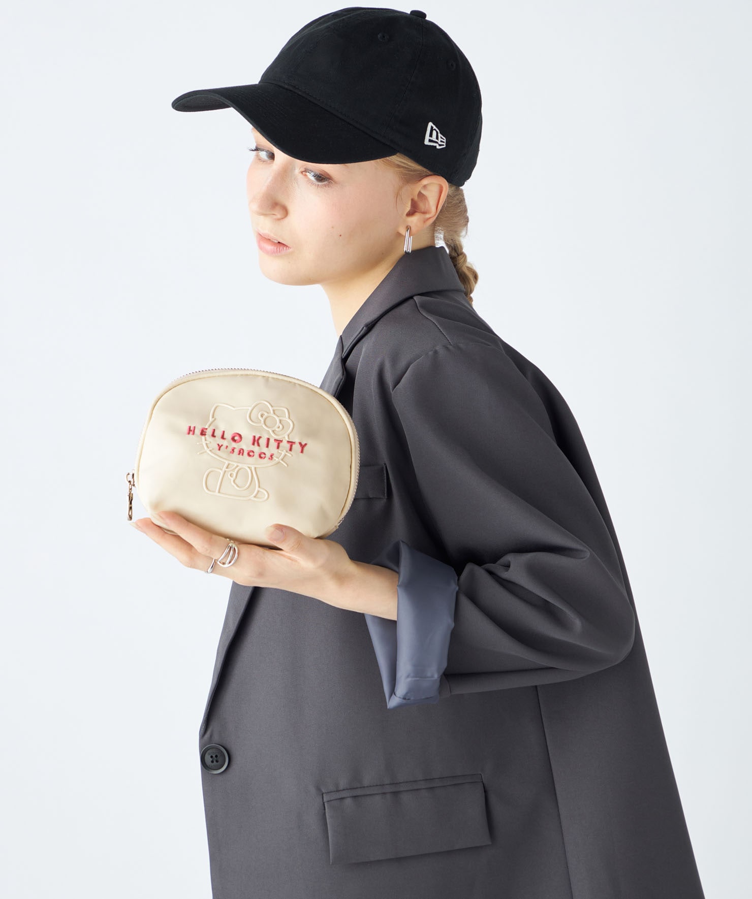 ハローキティプリントロゴ刺繍シェルポーチ モデルイメージ
