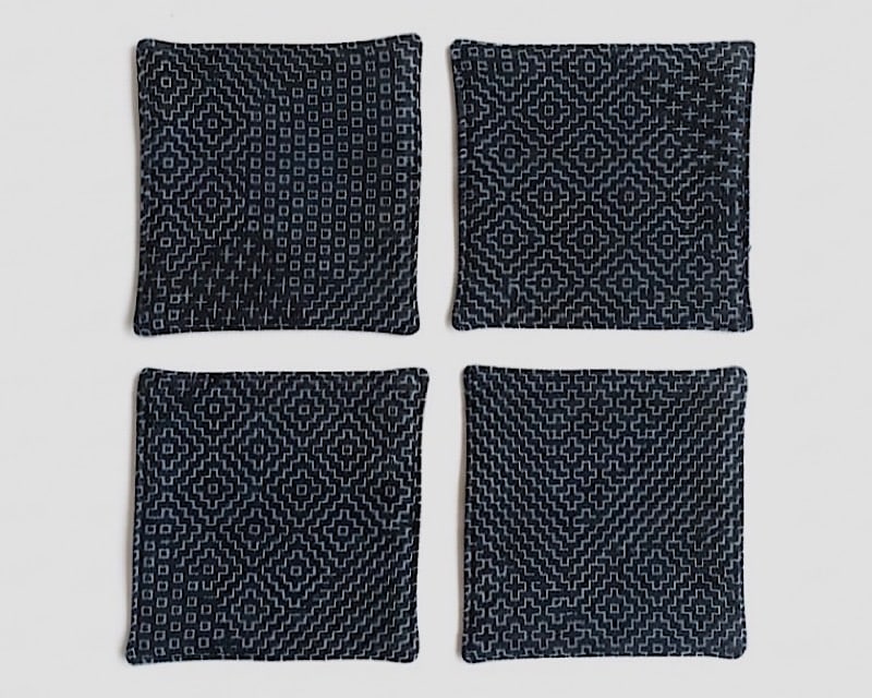 福島県・三和織物が手掛ける紋刺し子のコースター。幾何学模様が美しく、刺し子の温かな雰囲気とモダンなデザインが魅力