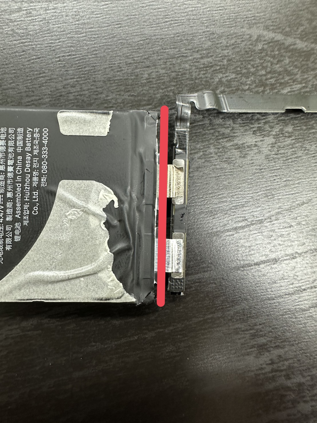 バッテリーセルとBMS基板の境目に赤い線が引かれ、切断位置を示している写真