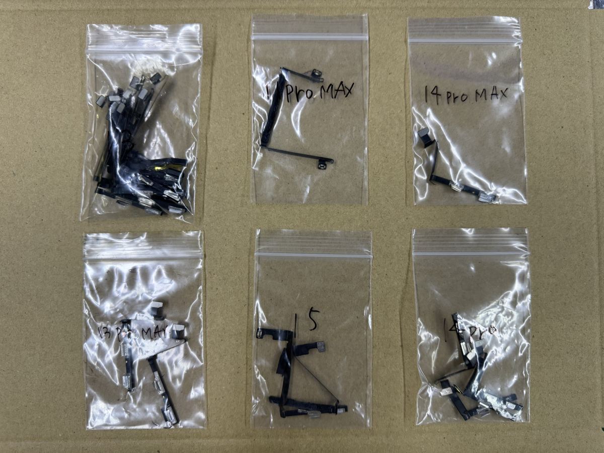 機種名を書いた小袋にケーブル部分を分けて入れた仕分けの例（11 Pro Max、13 Pro Max、14 Pro、14 Pro Max、15など）