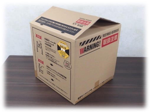 荷物の目立つところに貼るだけ